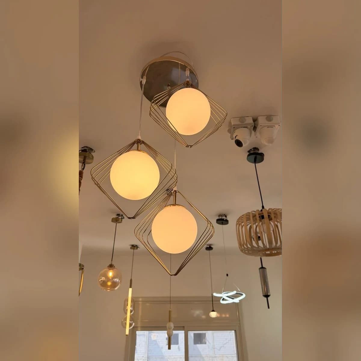 מנורה תלויה 3 ראשים בזהב עם כדורי זכוכית גאומטריים 2