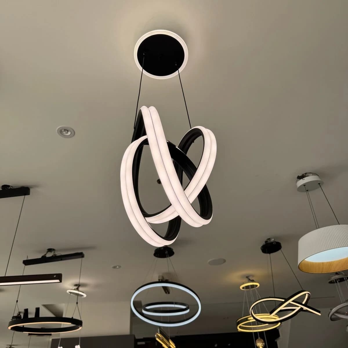 ثريا ليد أسود بتصميم لولبي متداخل 3