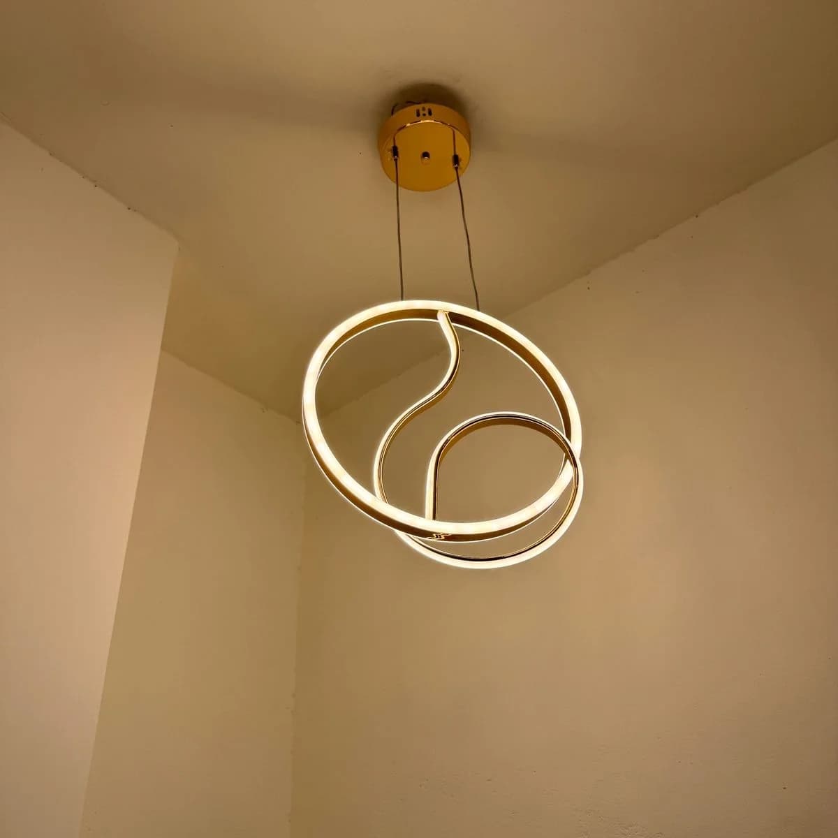 מנורה תלויה בודדת לד זהב עם טבעת גלית 2