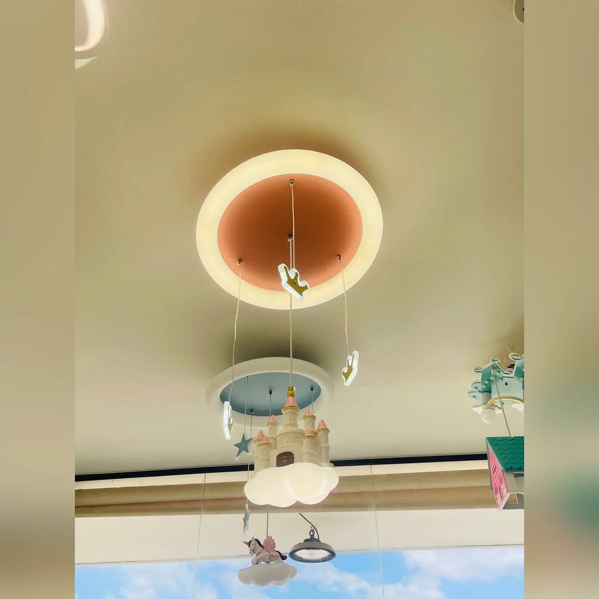 נברשת לד לחדר ילדים בעיצוב טירה וכתרים 3