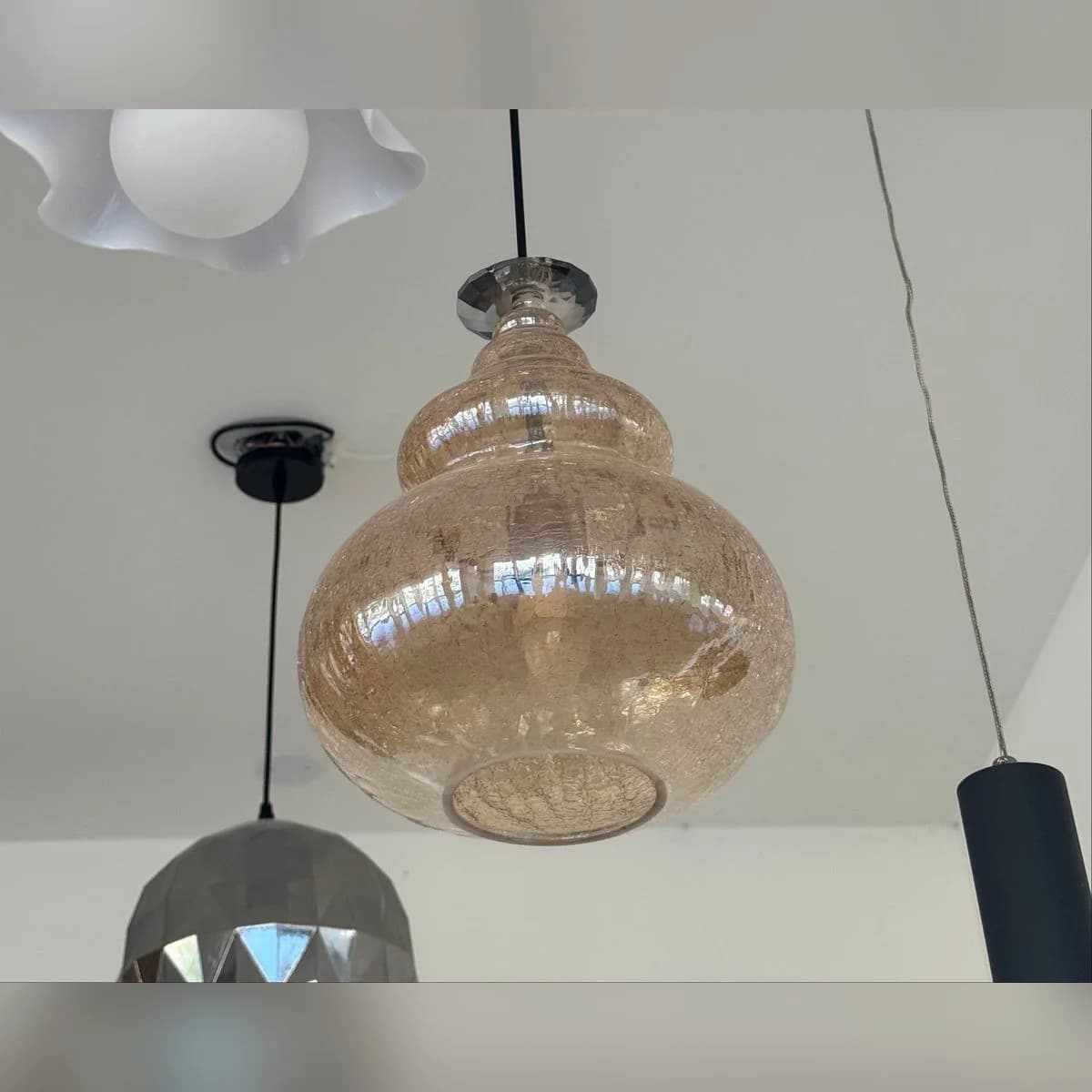 מנורה תלויה בודדת מזכוכית סדוקה בצבע ענבר 3