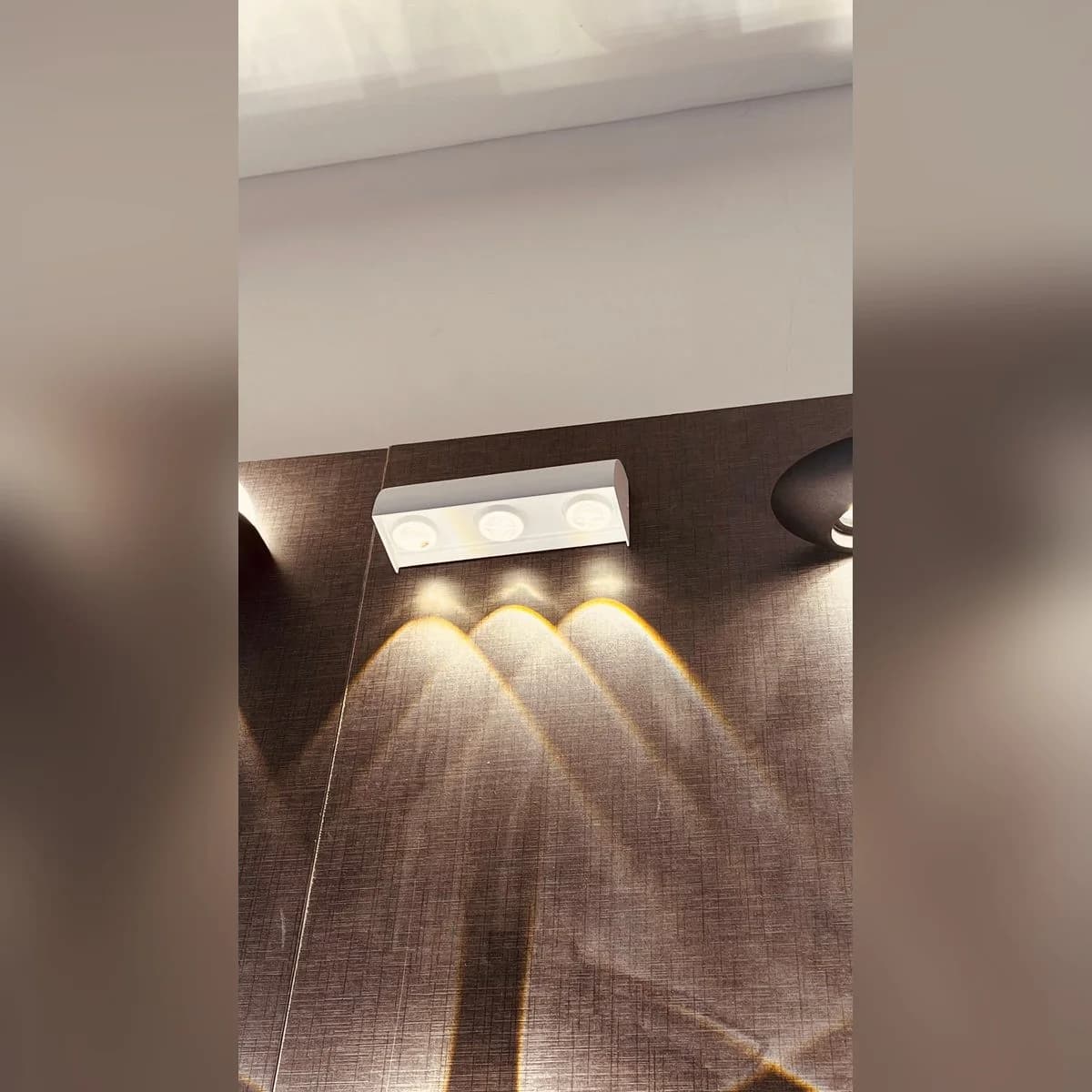 وحدة إضاءة جدارية داون أبيض بـ 3 عدسات