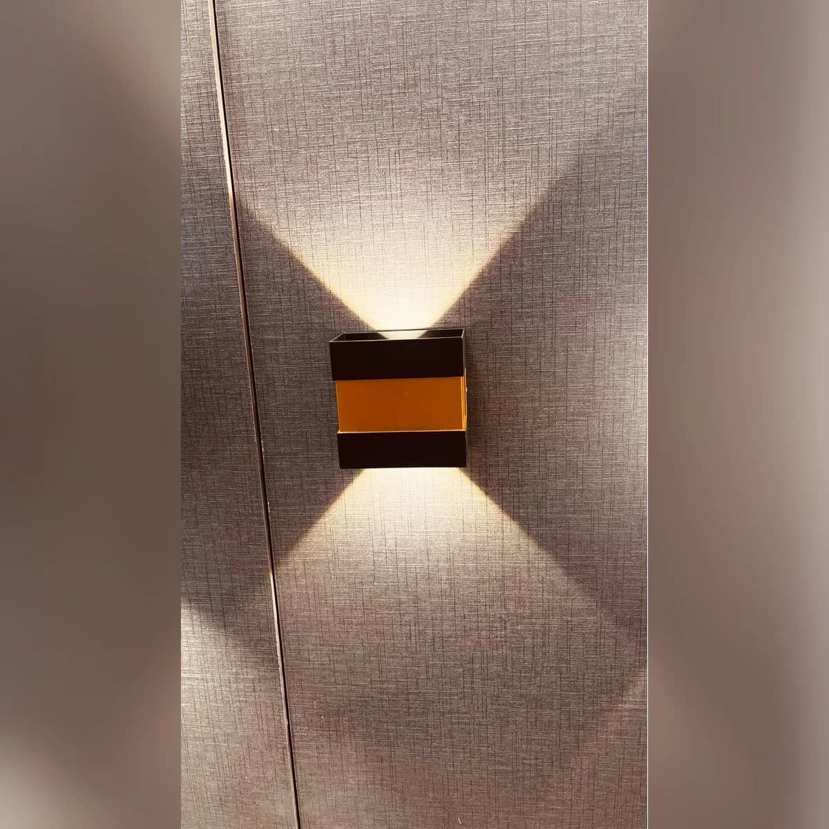 إضاءة جدارية أب داون مكعبة أسود وذهبي