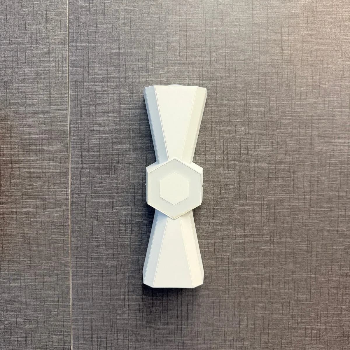 أب داون جداري أبيض بتصميم هندسي سداسي 2